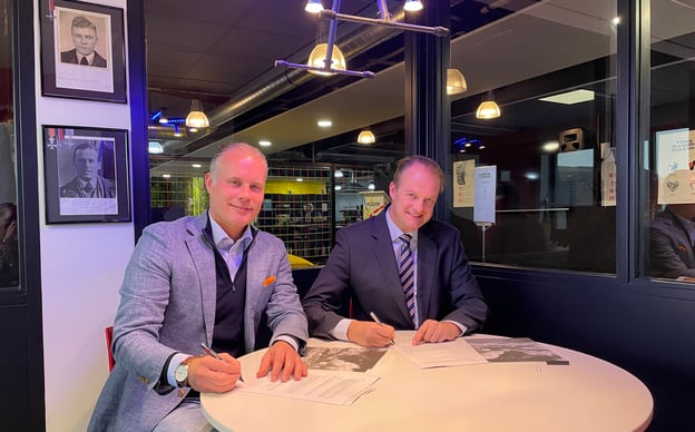 CEO, Siete Hamminga, signs contract with new Robin CCO, Marcel Verdonk